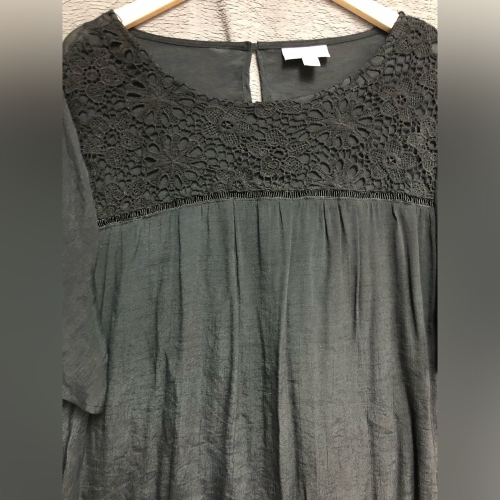 Avenue 22/24 black flutter sleeve top with crochet top
pit to pits 26 - Picture 2 of 4